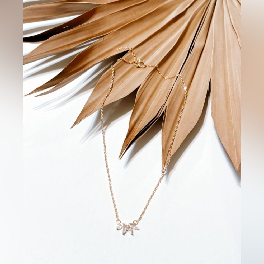 Diamond flower necklace S544 - Picture 2 of 3